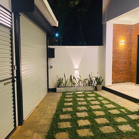 Ocean Ripples Hotel Hikkaduwa Exterior photo