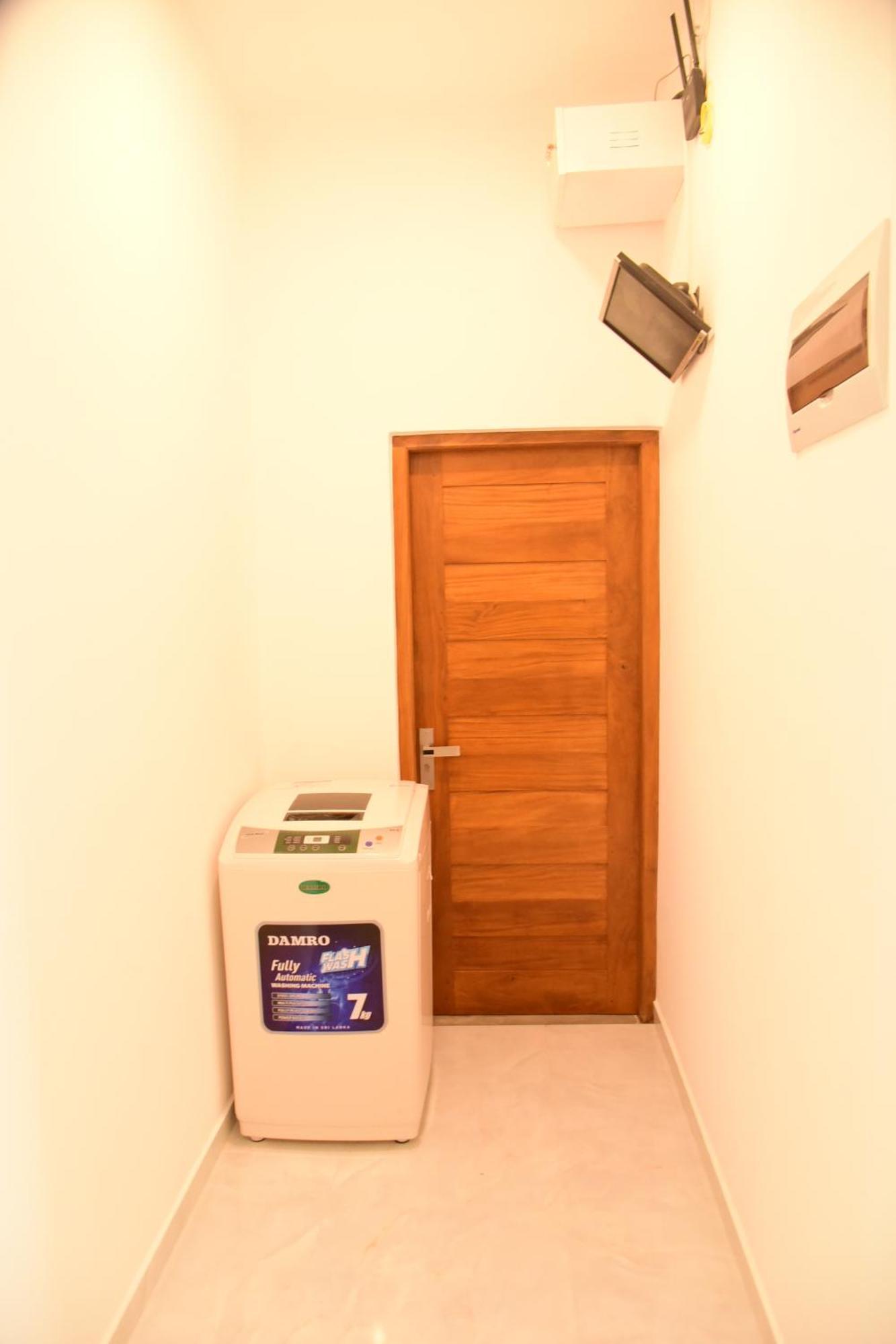 Ocean Ripples Hotel Hikkaduwa Exterior photo