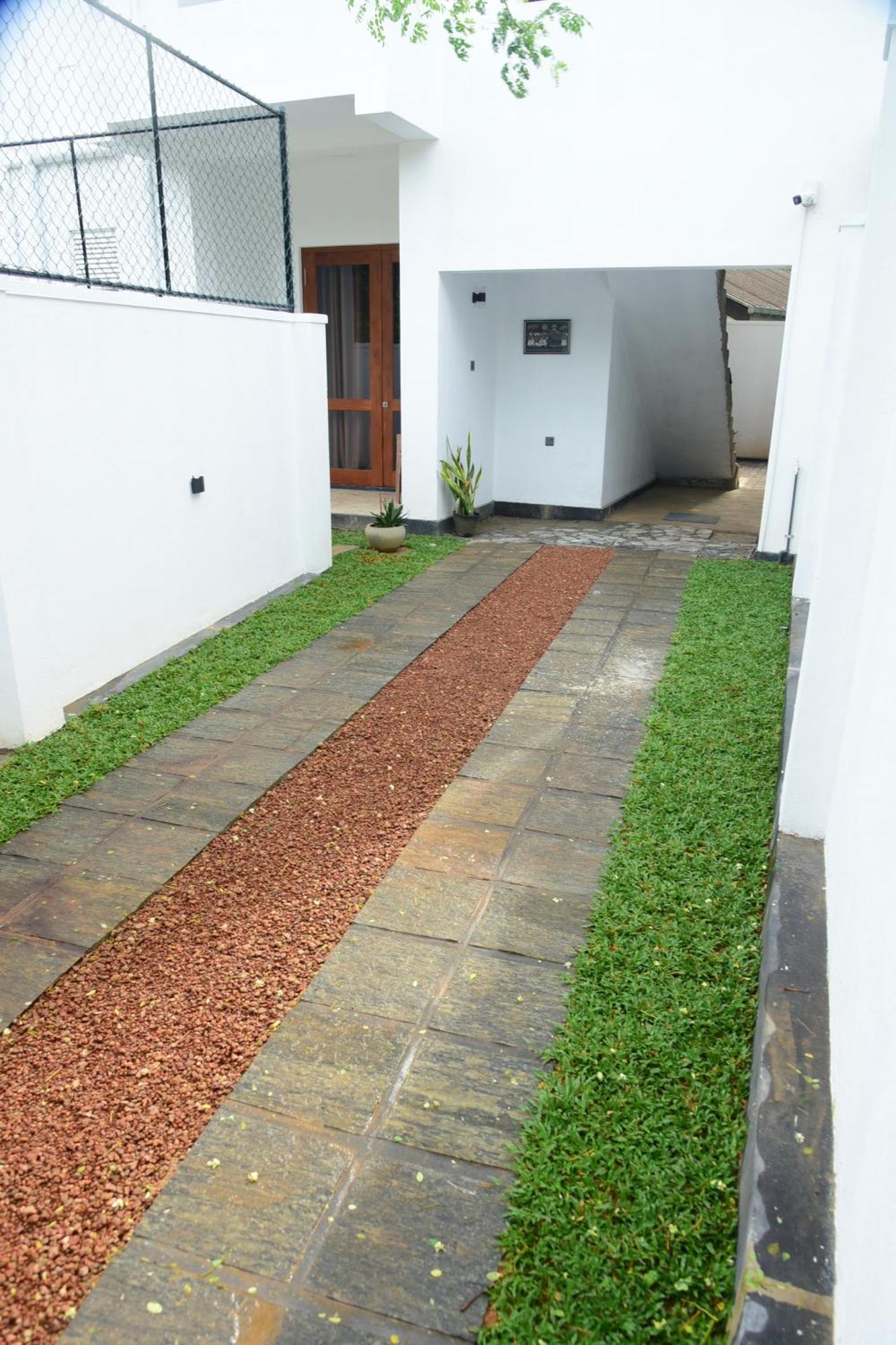 Ocean Ripples Hotel Hikkaduwa Exterior photo