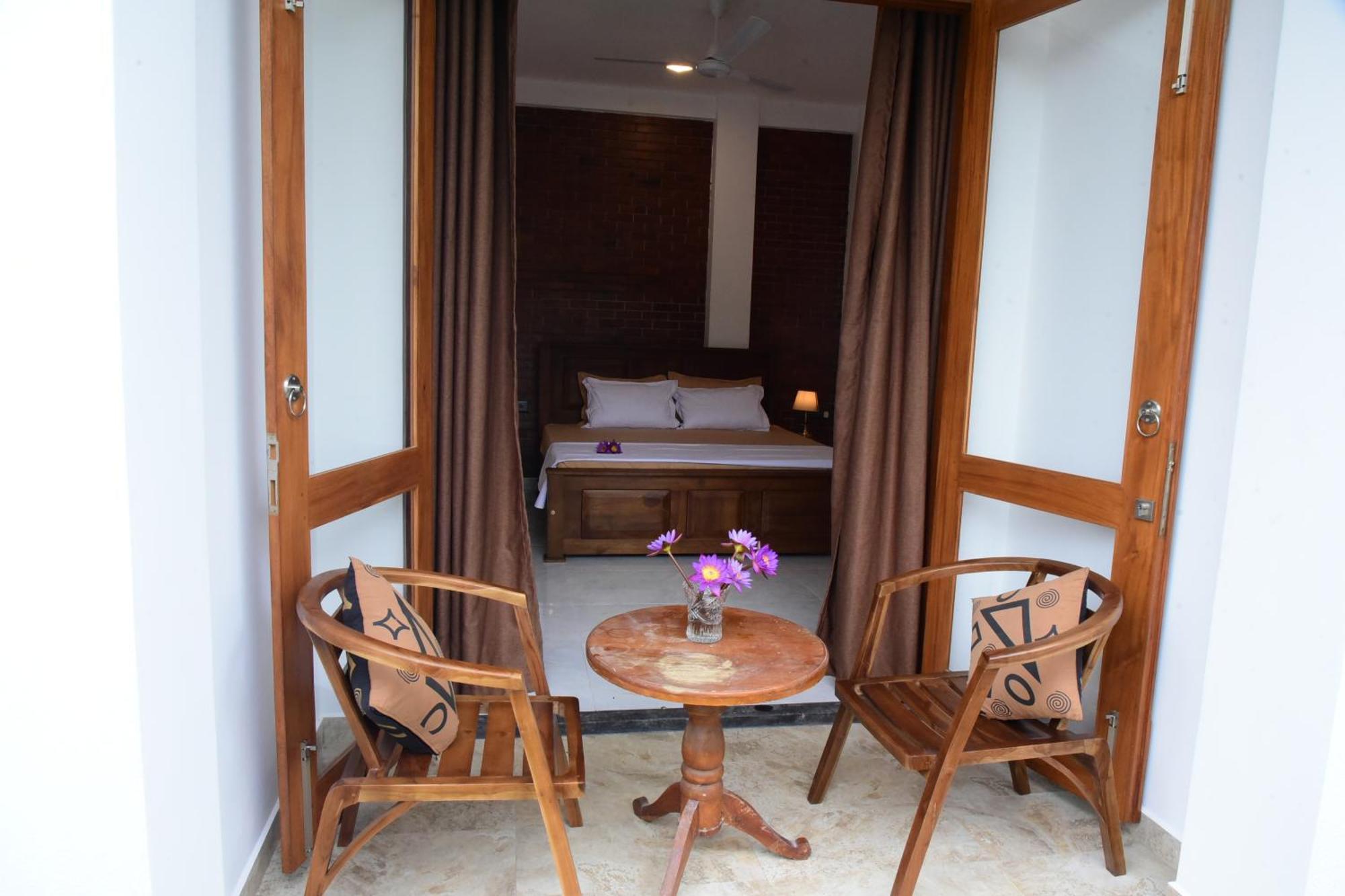 Ocean Ripples Hotel Hikkaduwa Exterior photo