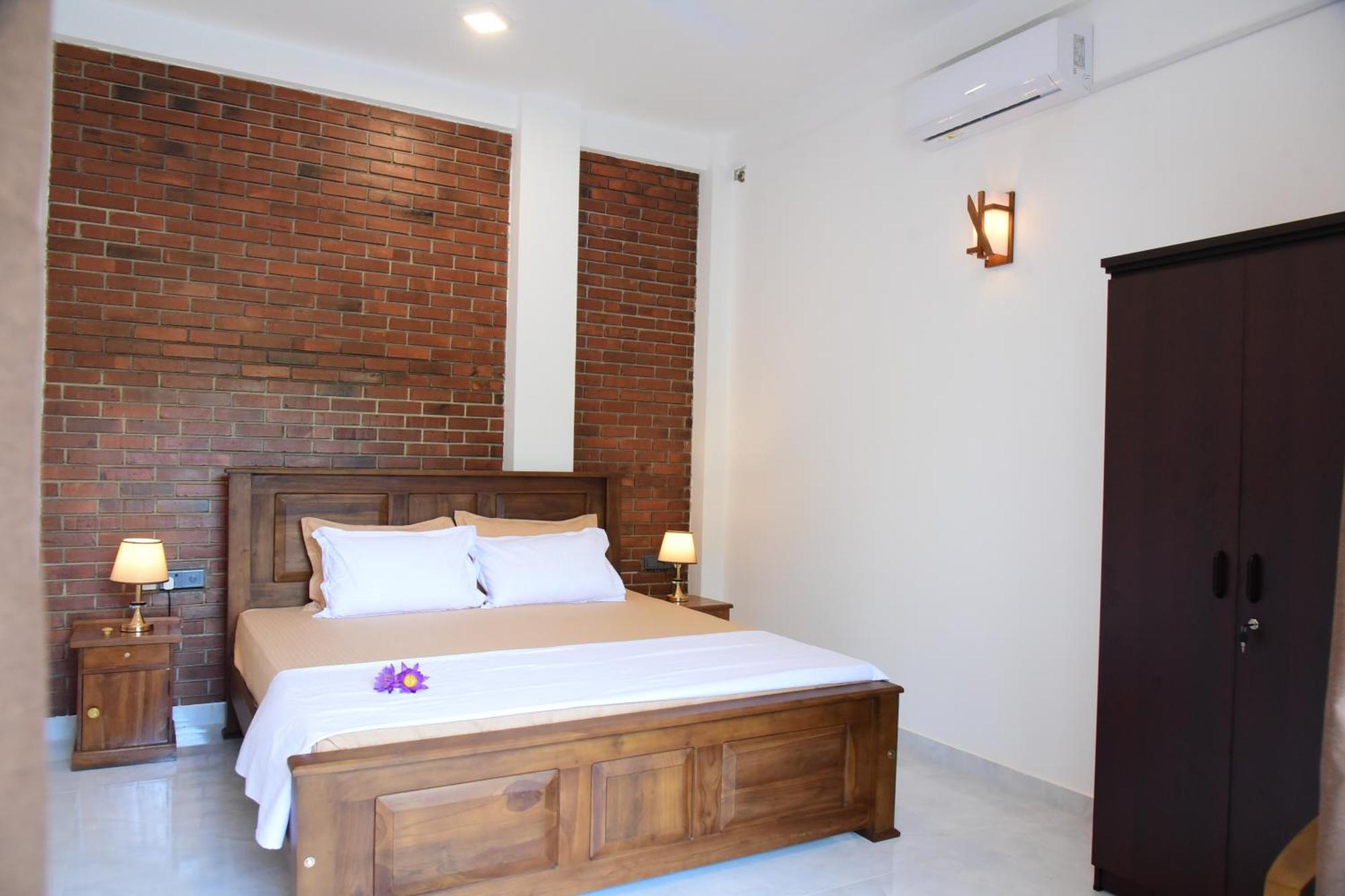 Ocean Ripples Hotel Hikkaduwa Exterior photo
