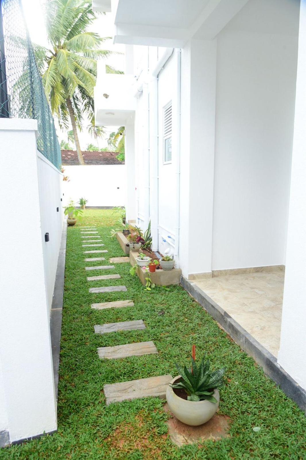 Ocean Ripples Hotel Hikkaduwa Exterior photo
