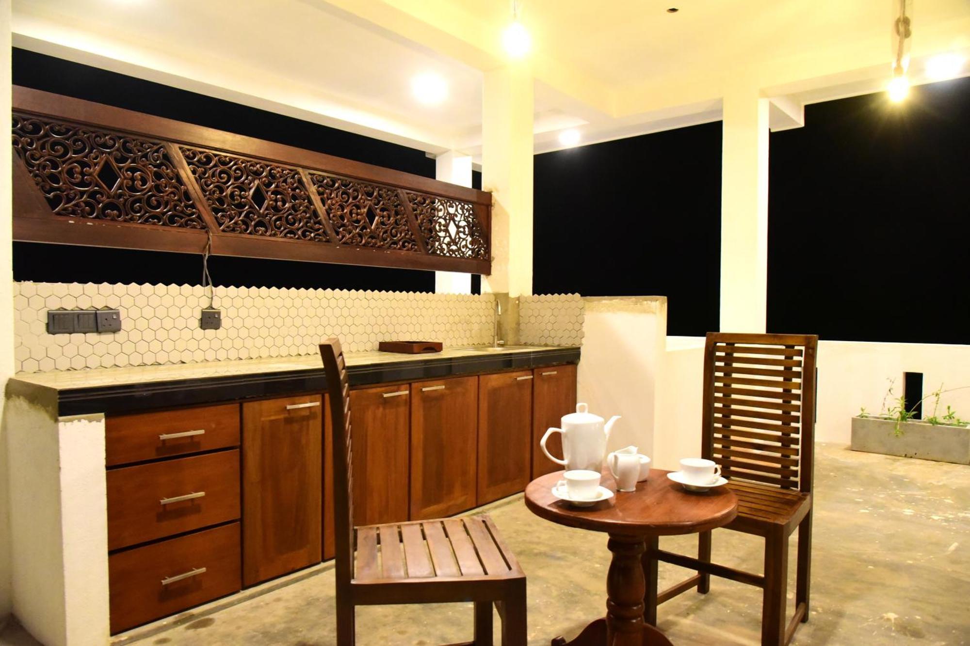 Ocean Ripples Hotel Hikkaduwa Exterior photo