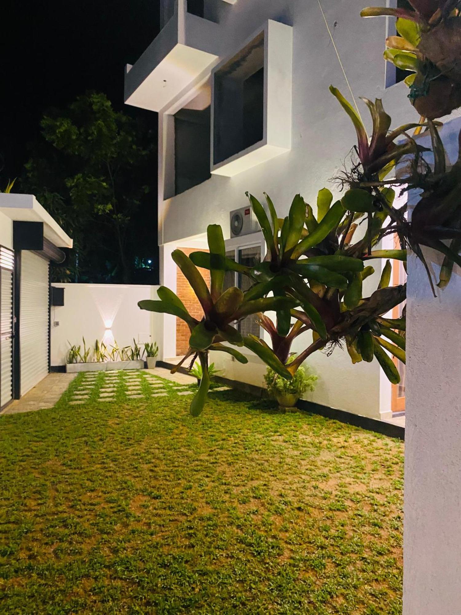 Ocean Ripples Hotel Hikkaduwa Exterior photo