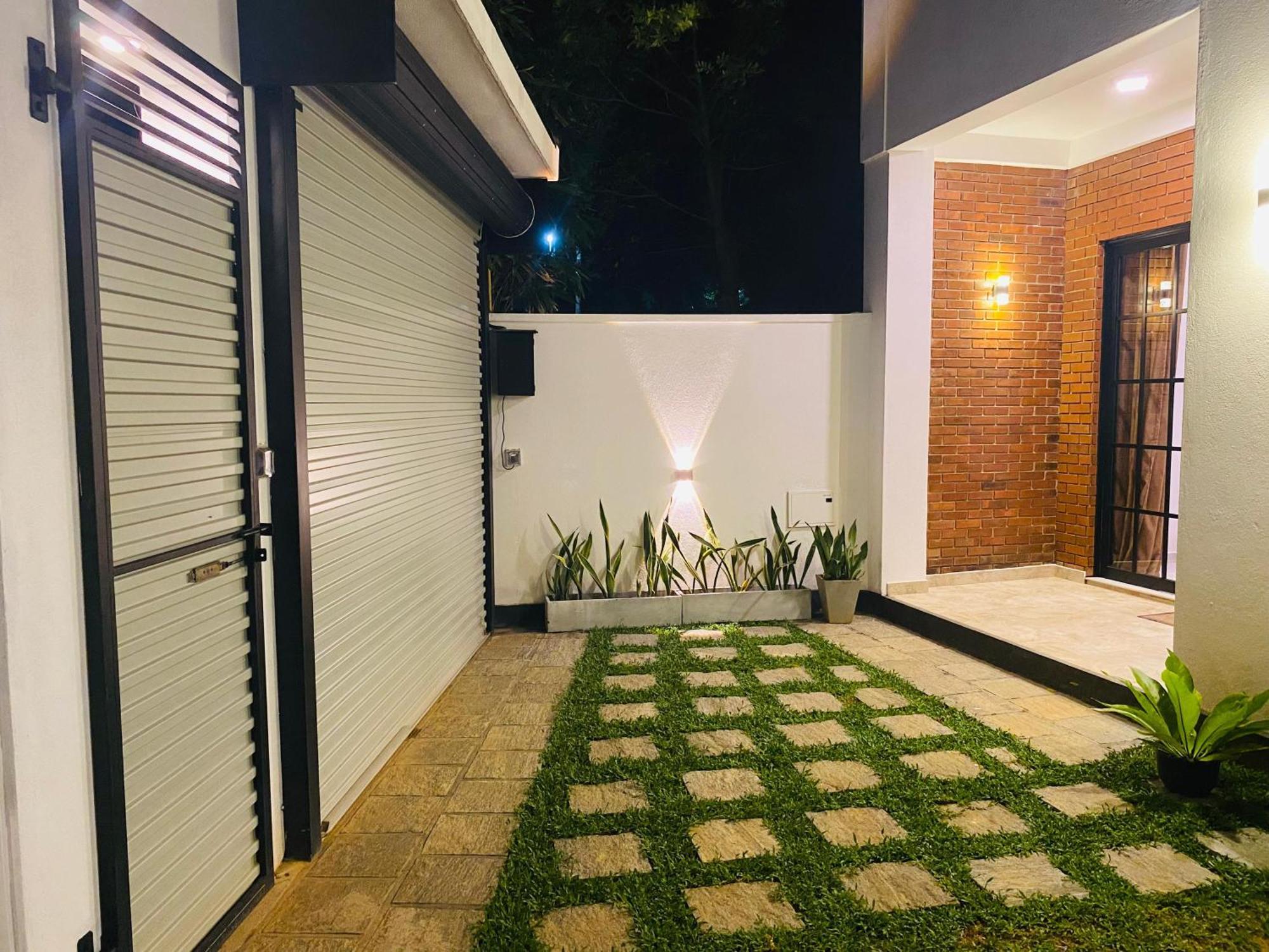 Ocean Ripples Hotel Hikkaduwa Exterior photo
