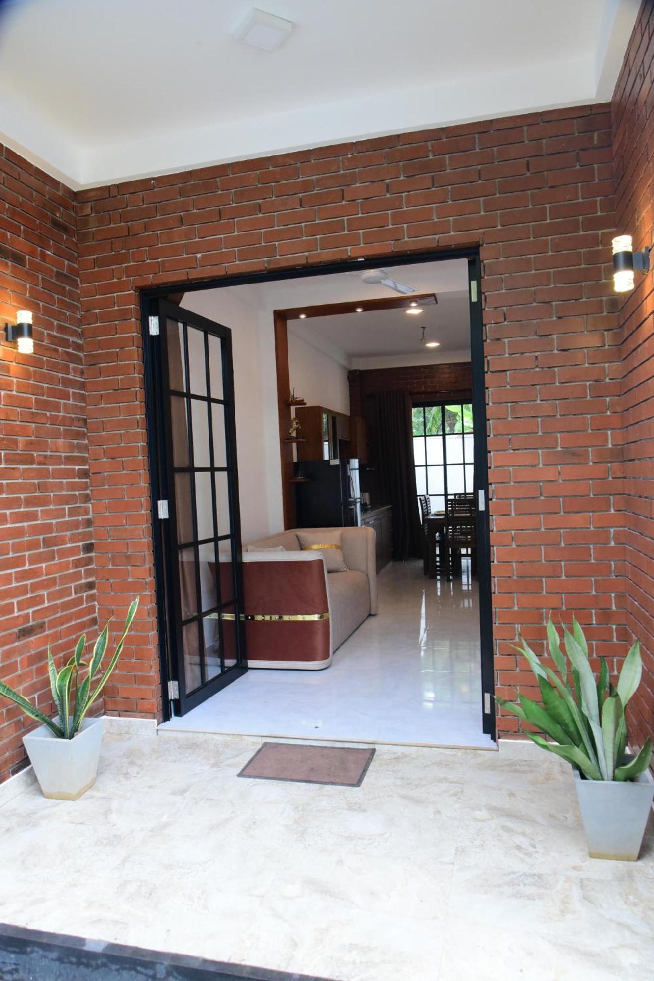 Ocean Ripples Hotel Hikkaduwa Exterior photo